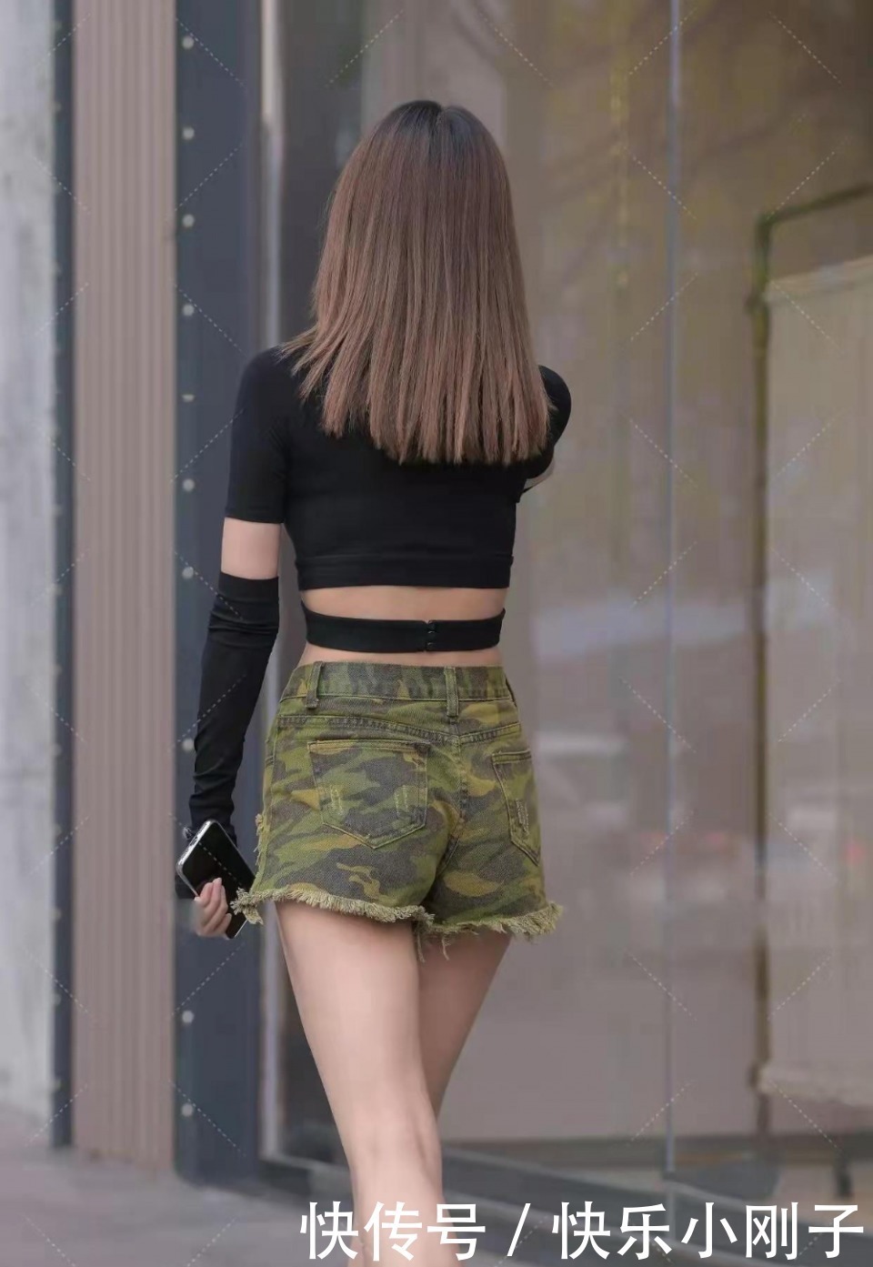 黑色t恤|迷彩色牛仔短裤搭配黑色T恤,不仅潇洒帅气,还非常显瘦显高