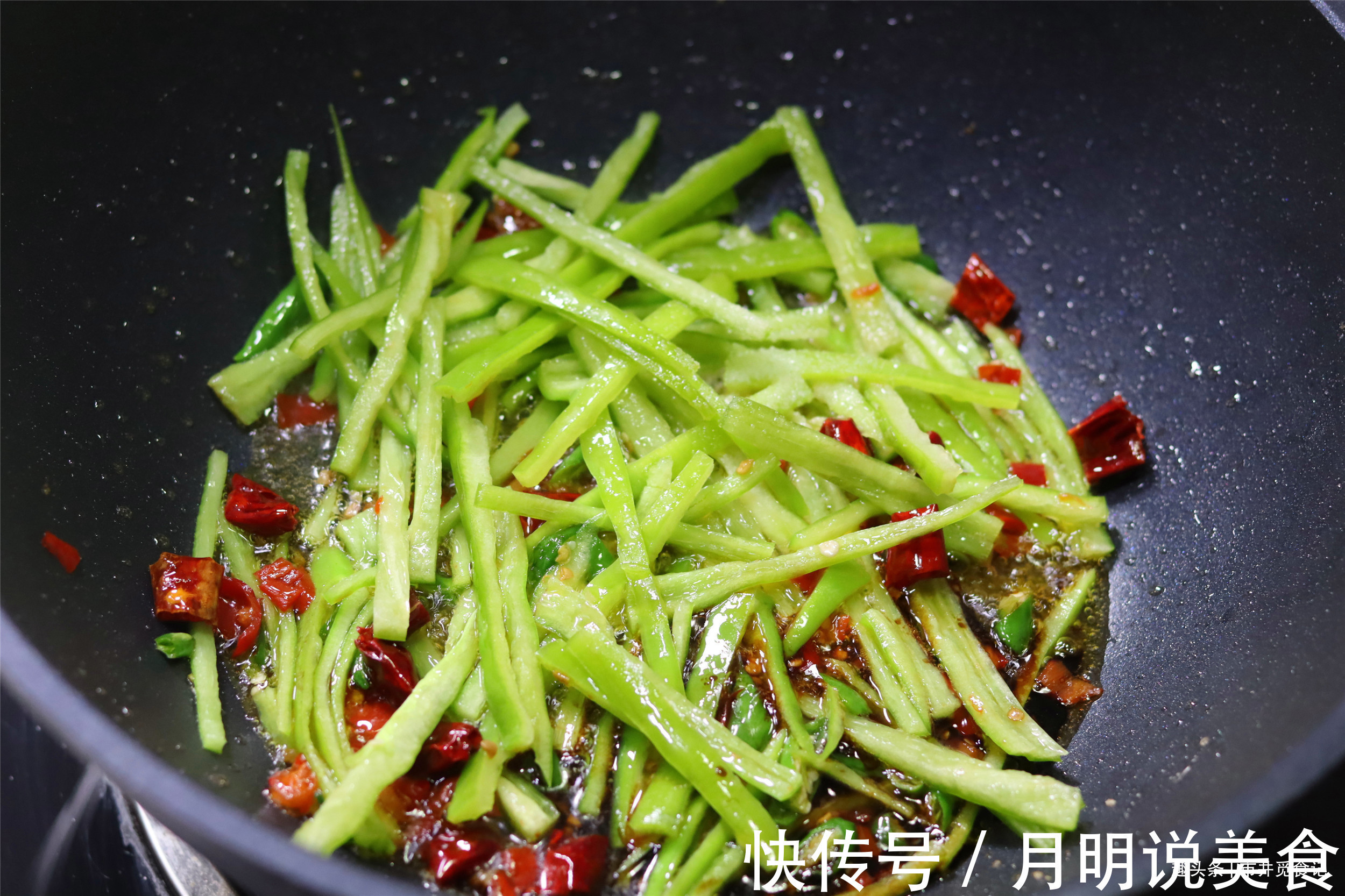 在家炒金针菇,记得多加1步,鲜味一下出来了,金针菇更香更好吃