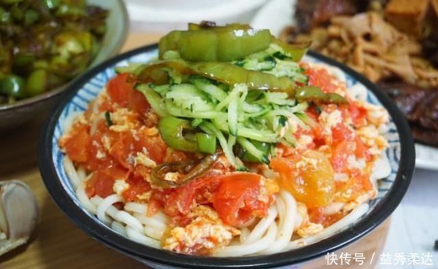 一家三口的家常晚餐，10块钱做一大桌，朋友说你家老公女儿真幸福