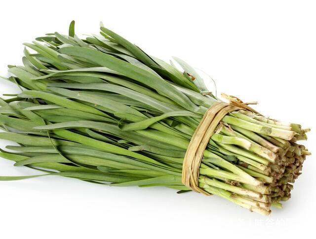 宽叶|买韭菜时，挑选宽叶还是窄叶的菜农别挑错了，难吃还浪费钱