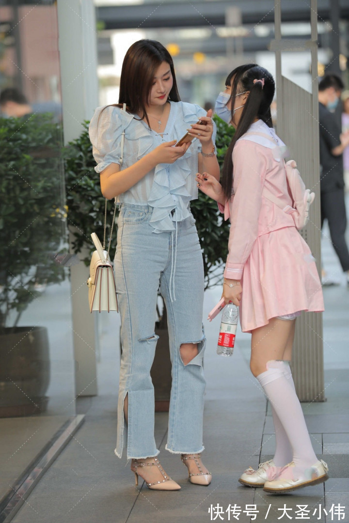 美女|美女街拍:浅蓝色泡泡袖薄纱上衣, 搭配同色的破洞牛仔裤, 时尚清爽又温柔