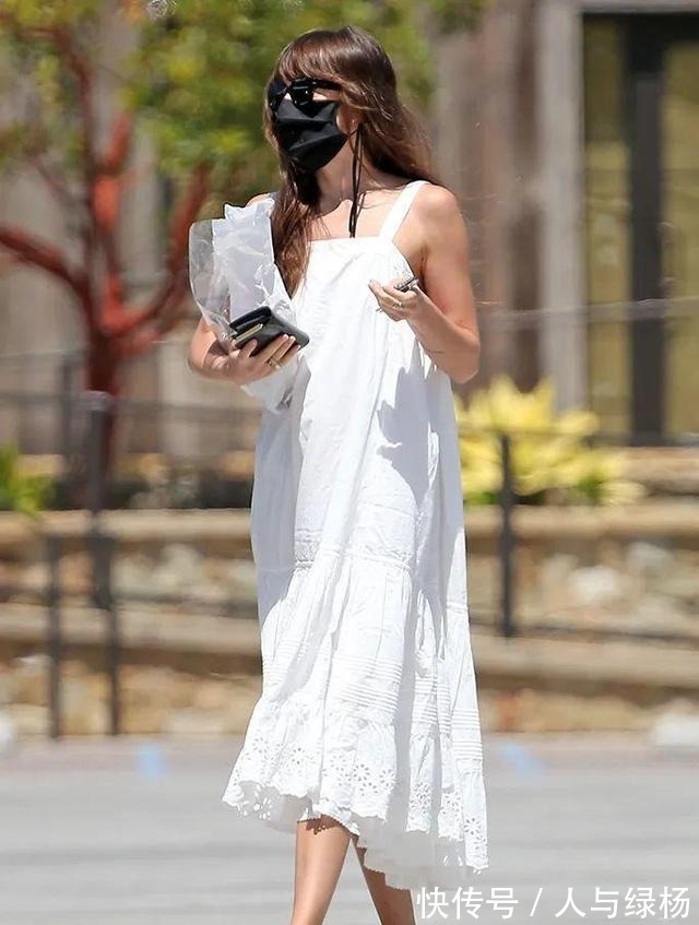 搭配 平底鞋的好,连讲究的英国女王都抗拒不了,更何况我们呢!