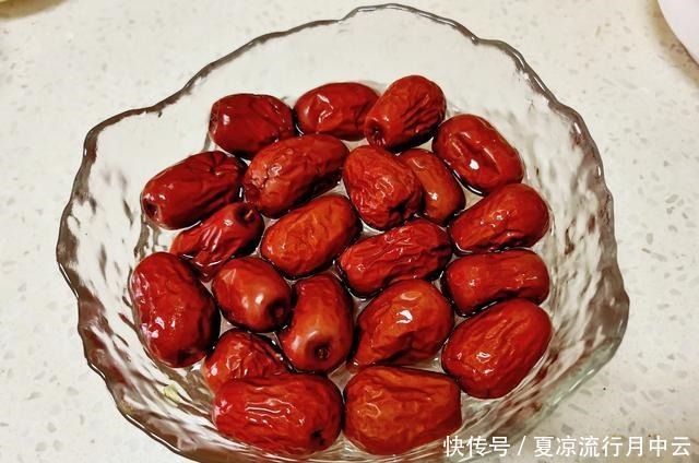 6个鸡蛋1碗红枣,轻松做出家人爱吃的枣糕,香甜绵软,一次成功