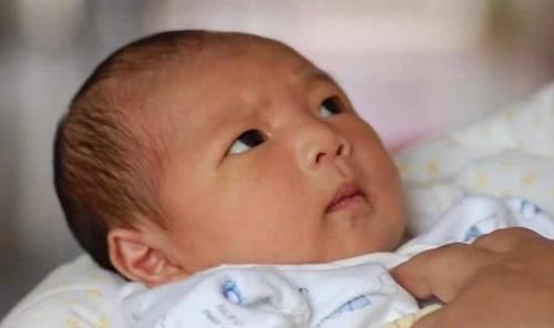 萌娃看到一个月未见的妈妈，激动成“表情包”，娃多大能认出妈