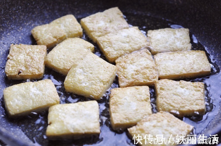 无论煎鱼或煎豆腐，直接用油煎就错了！多做1步，不粘锅不破皮
