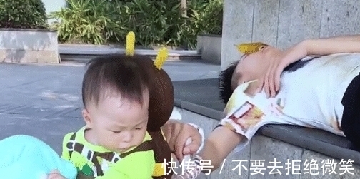 木马|“最敷衍奶爸”佛系带娃火了,奶奶扛着扫把还有3秒到达现场