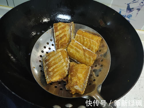 干炸带鱼想要外酥里嫩，有人加鸡蛋、有人挂面糊，其实都不正确