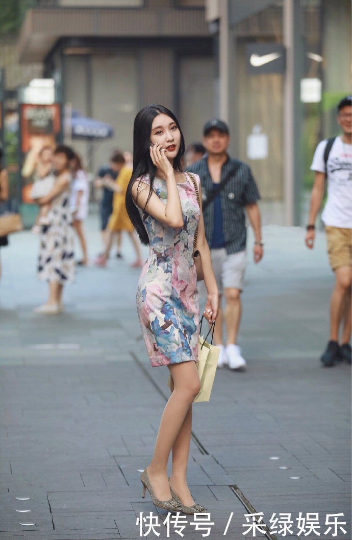 街拍颜值高的小姐姐，活力满满，都有一双逆天的大长腿