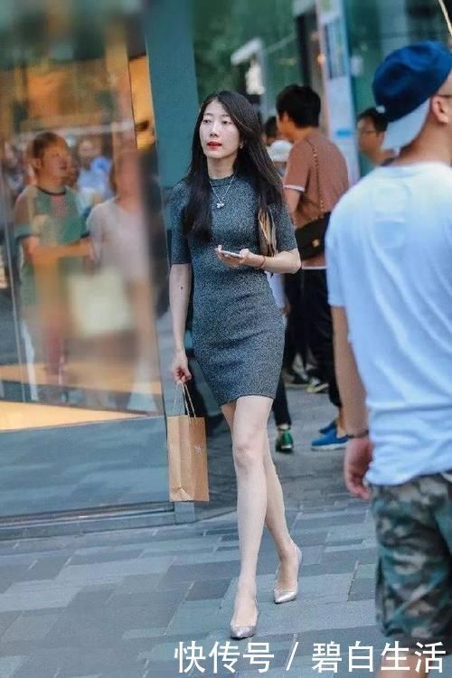 美女|美女脚上搭配一双尖头高跟鞋，带有绑带的设计，看上去更加的优雅