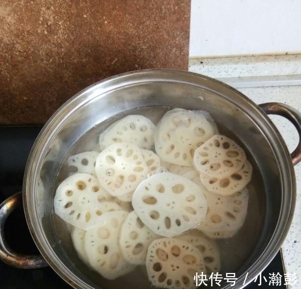 白醋|莲藕一焯水就发黑?牢记几个小技巧,莲藕白净又脆爽,特别好吃