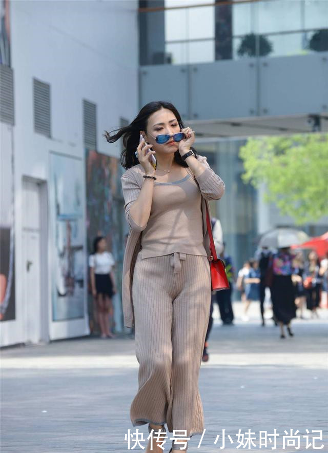 气质|街拍:九分宽松长裤,要走出优雅气质,还是要穿着尖头细跟鞋
