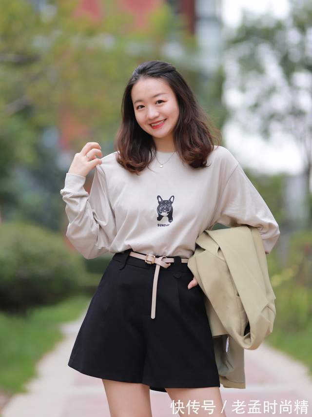 小蛮腰|微胖女生怎么穿才好看?西服外套搭配T恤和黑色短裤,显高又显瘦