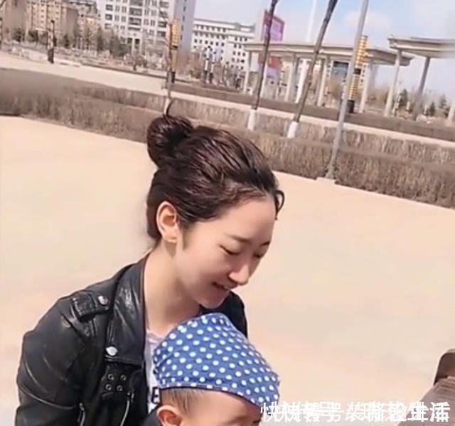 刘女士|姐弟相差20岁,一出门就这画面,妈妈看到忍不住笑了