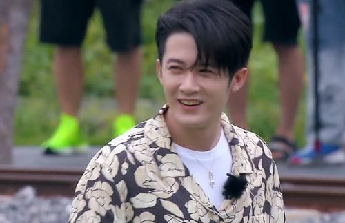 鬓边不是海棠红|同样穿花衬衫，黄晓明对檀健次龚俊评价褒贬不一，不红就是悲哀