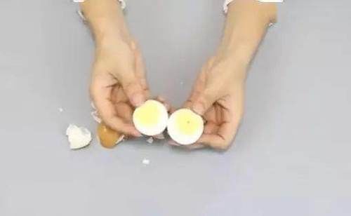 煮鸡蛋，记住不要只用水，教您一招，鸡蛋又嫩又好剥，太实用了