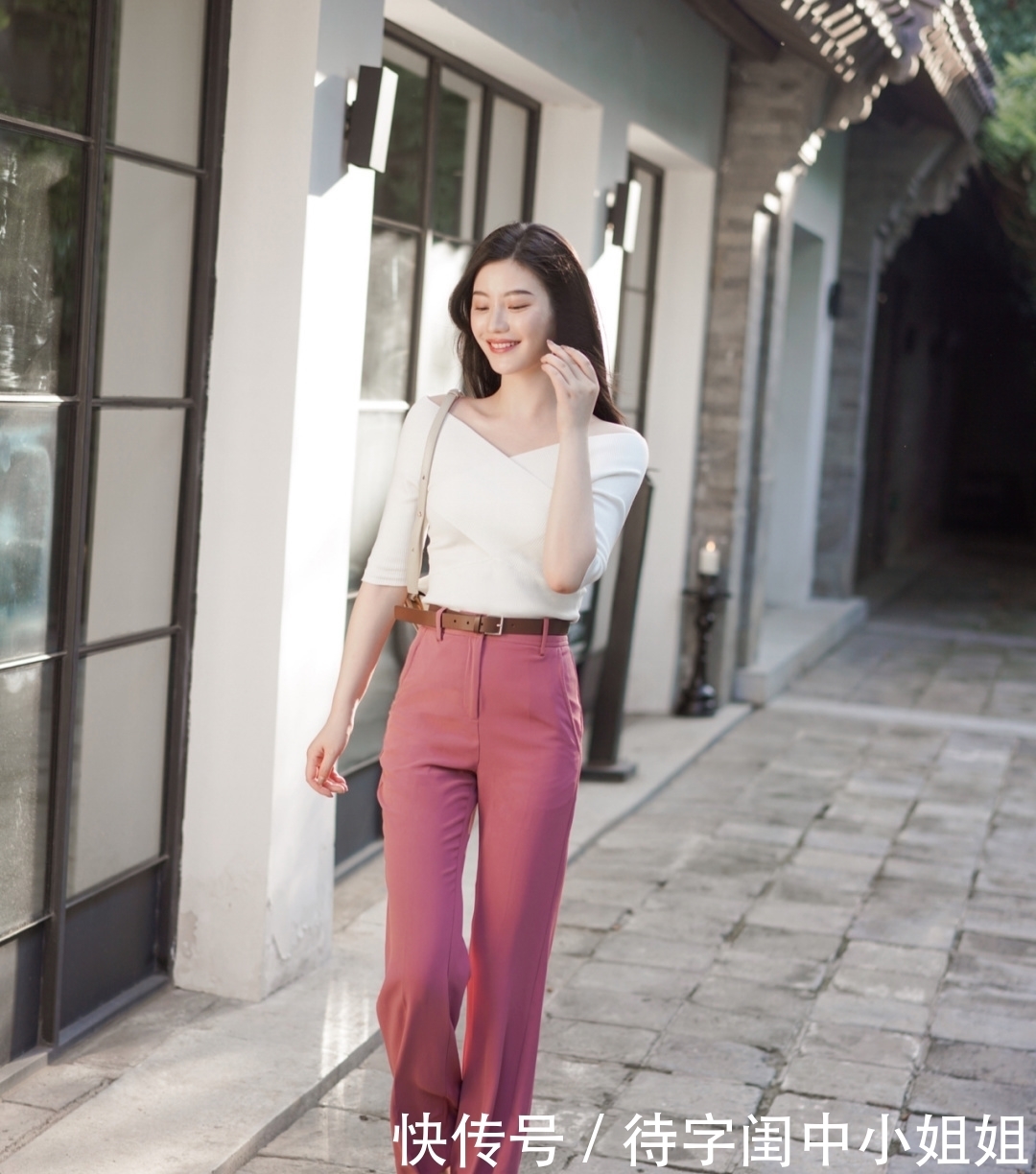 上班族怎么穿出甜美感?白色上衣搭配粉色裤子,让干练与柔美并存