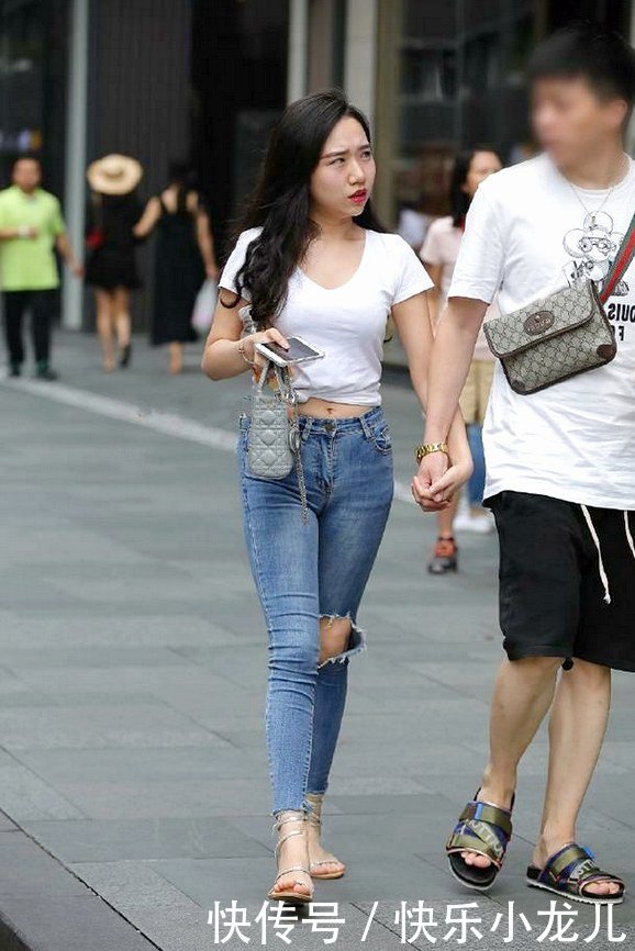 修身破洞牛仔裤,轻松提升了造型的洒脱感