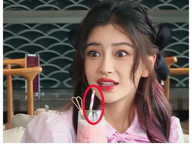 蔡徐坤吸管上沾口红被嘲妆浓,镜头放大20倍,全网都欠他一个道歉