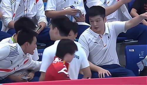 全红婵|陈艺文偷吃红姐火腿肠,全红婵找樊振东告状,气不过把皮扔给师姐