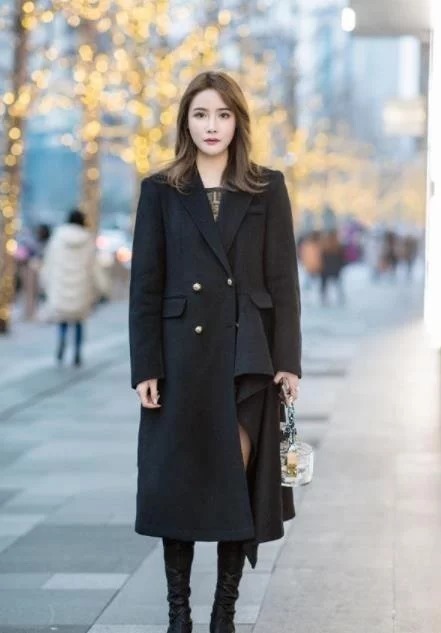 街拍：语笑嫣然的小姐姐，一身简约的穿搭，尽显清纯女神范