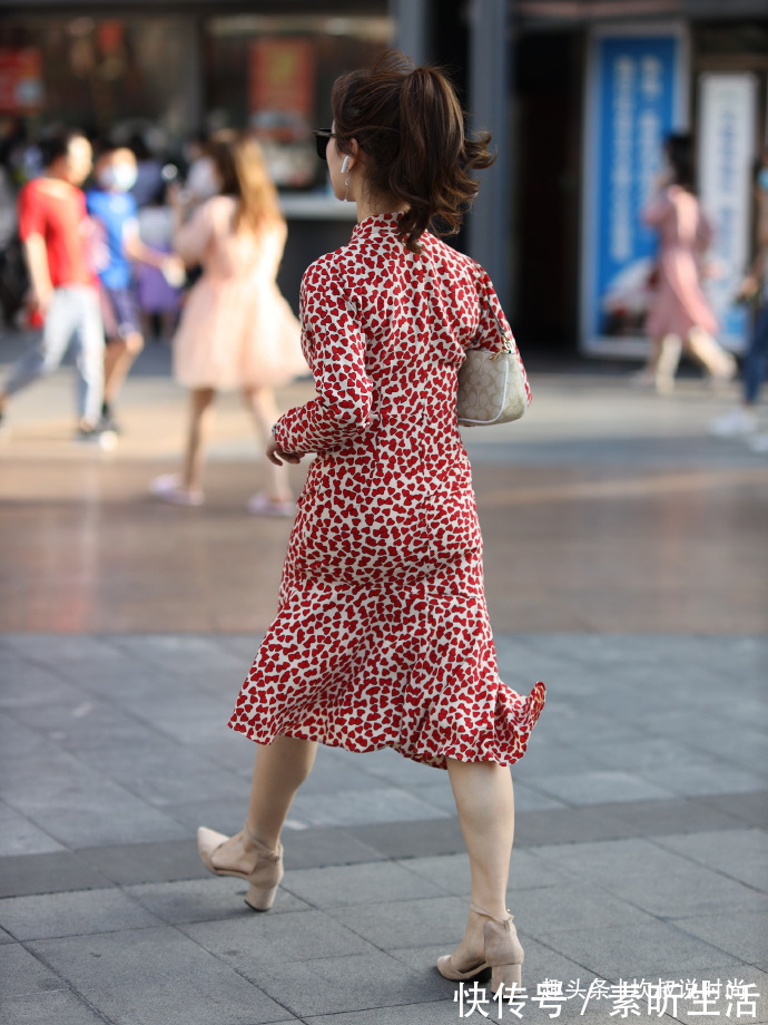 尖头高跟鞋 红色“波点裙”搭配尖头高跟鞋,清爽靓丽,充满知性美!