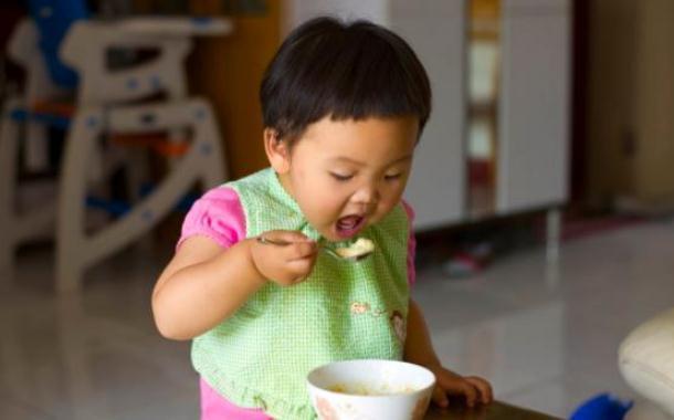 积食|孩子积食要不要饿一饿？家长记住3点做法，避免孩子积食，少生病