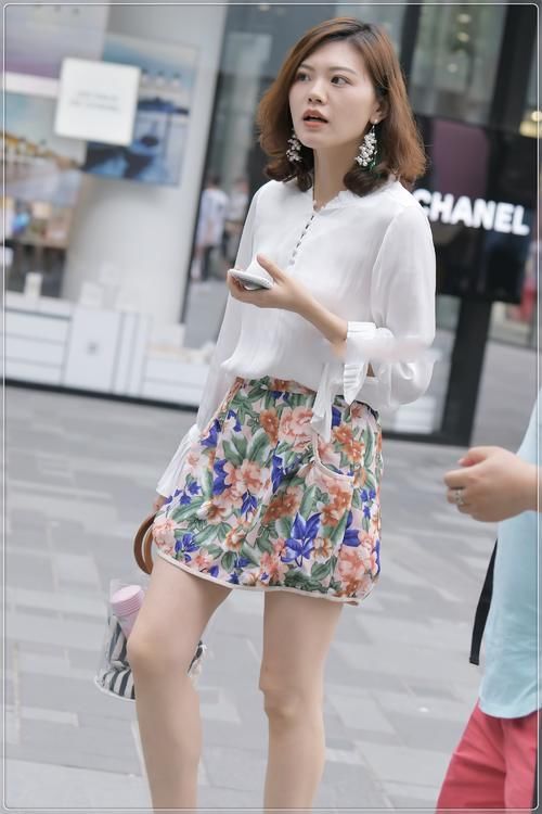  美女|街拍美女：雪纺白衬衣搭配复古花纹短裤，大气优雅，时尚精致