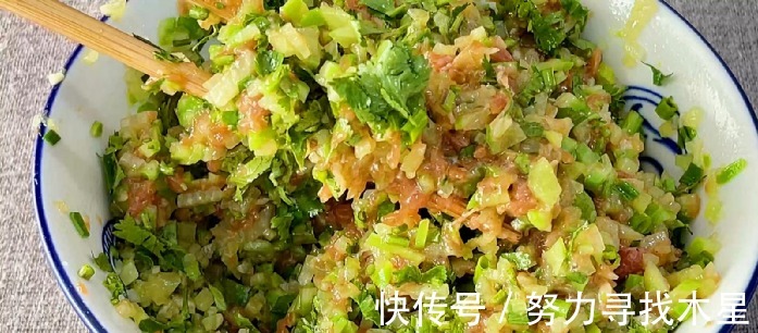 萝卜饺子好吃有技巧，教你调馅方法，鲜嫩多汁，全家人都说香！