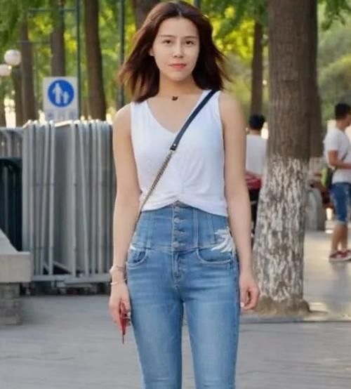 白色短袖|一件白色短袖配牛仔裤，气质优雅女人味，时尚气质穿搭