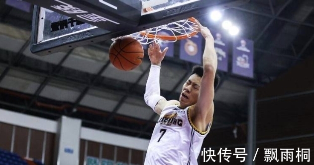 杨鸣|4分钟轰出15-3,差8分换3阵,教练提前握手,CBA联赛你看懂了吗?