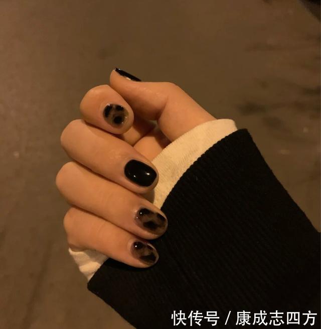 打底|让人心动的5款美甲,温柔又高级!酒红发财美甲真的显手白