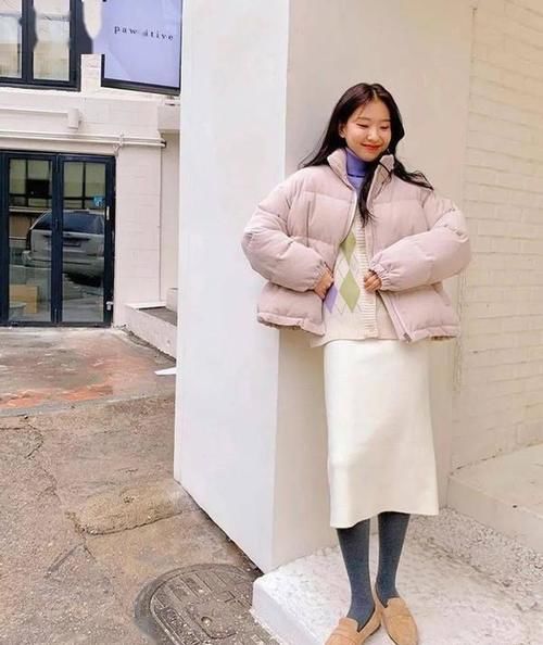 小黑裤大势已去,今年流行“小棉服+裙子”,照着穿美翻朋友圈啦