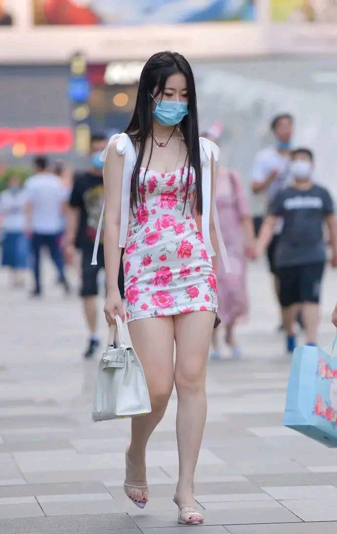 恬静的美女，一袭碎花裙，美的优雅又出众