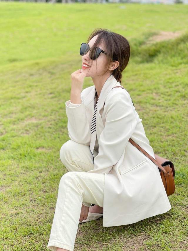 下半身|气质不分年龄,蕾丝小开衫+卡其色短裤,性感又有女人味