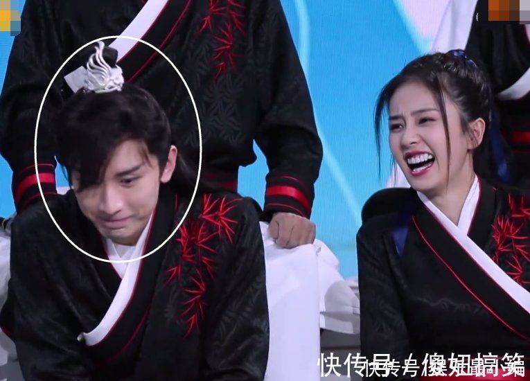 趙露思玩游戲摔進(jìn)泡沫坑，白鹿笑到嘴巴張大，成毅表情卻好不一樣