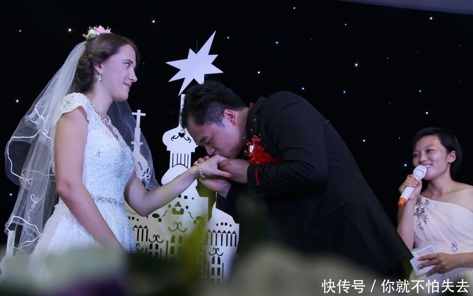 新娘|外国女子嫁到中国,婚礼现场只能用手势和亲戚交流,穿旗袍很漂亮