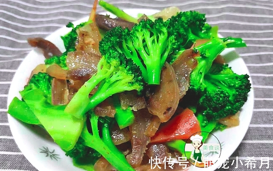 西兰花和此是绝配,简单炒就很香,隔三差五给孩子做,一盘不够吃