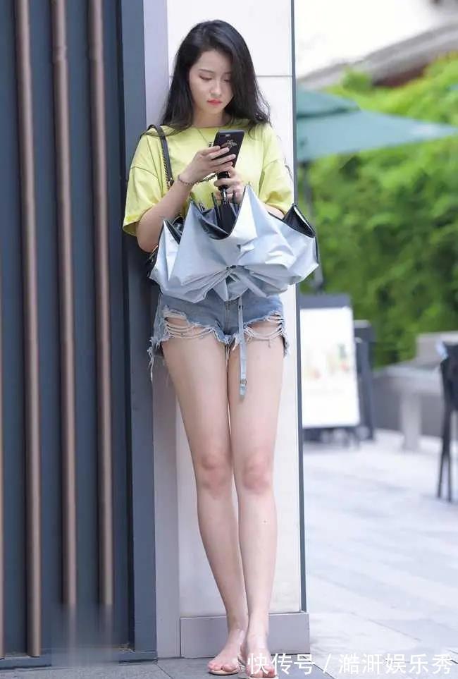 上衣 气质型美女怎么穿衣服才好看?浅绿色上衣搭配牛仔短裤,清纯靓丽