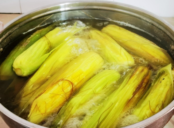 煮玉米最忌直接用清水，30年大厨教你多放2样，玉米清甜软糯好吃