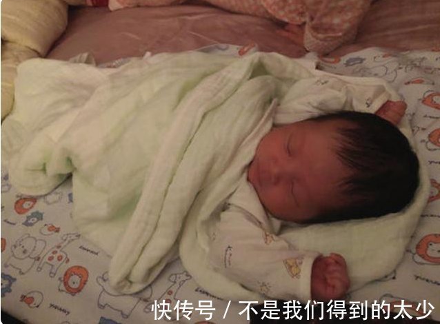 小家伙|宝宝睡觉频繁蹬被子，不一定是卧室温度高，深层原因宝妈别忽视