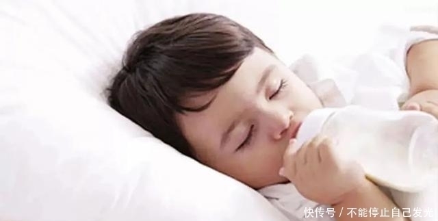 吃奶|“脚扶奶瓶”的喝奶宝宝火了,开发奇葩吃奶姿势,网友骨骼清奇