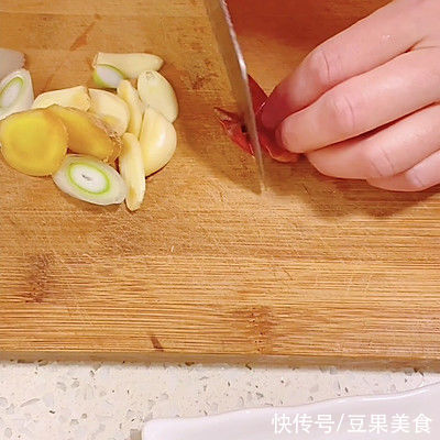 腊肉皮|香气四溢超级下饭的蒜苗炒腊肉