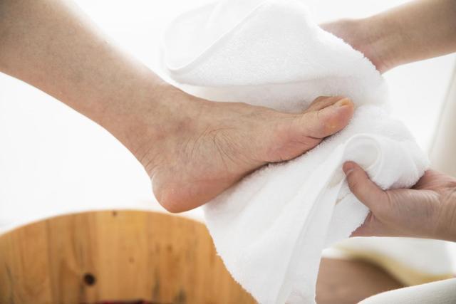 下肢|为啥女人到了50多岁,容易出现下肢无力医生告诉您原因和对策