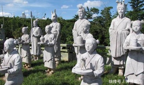 日军|日军扫荡村庄时,看见石碑上刻着几个字,连忙下跪磕头撤离村子