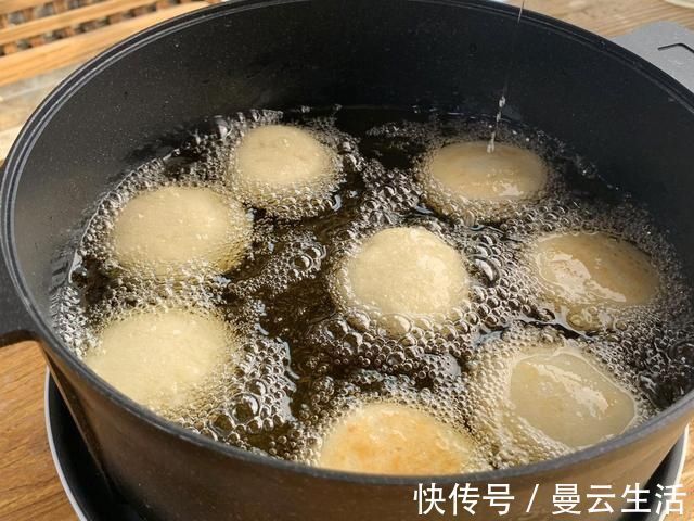 酥脆|油炸糕怎样做酥脆鼓大泡？掌握两个小技巧，各个空心不开裂
