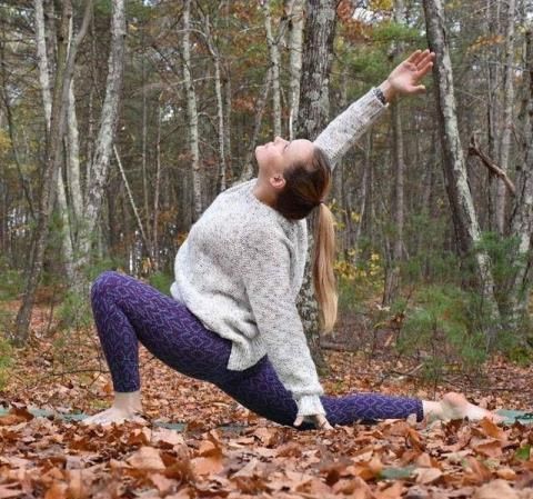 小伴|瑜伽人的脑回路很新颖啊,女人现身树上,我强迫症都犯了