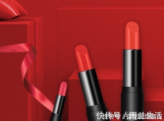 小技巧 涂口红的小技巧:注重打底很重要,勾勒唇形能让嘴巴更饱满!