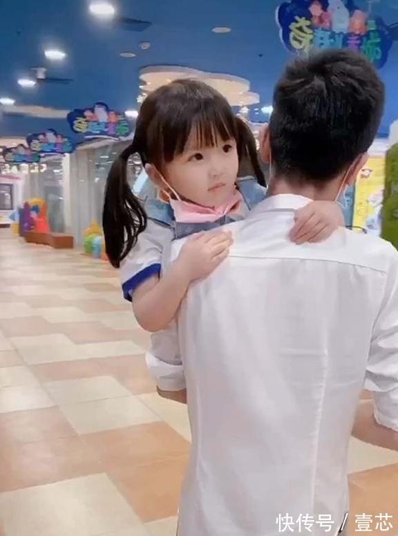 爸爸|5岁女儿累了求抱抱,被爸爸残忍拒绝,结果一句话宝爸乖乖就范