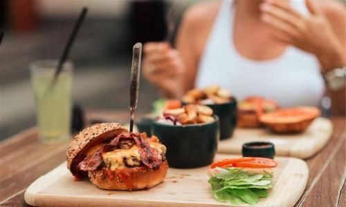 过度肥胖|致减肥人士:吃晚餐时记住“4句话”,体重或能慢慢往下降