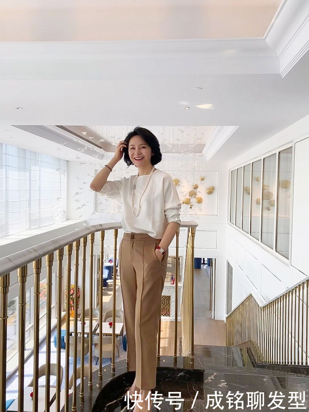 白色衬衫|50岁女人的精致穿搭,端庄大气又显气质,时尚减龄又不失女人味